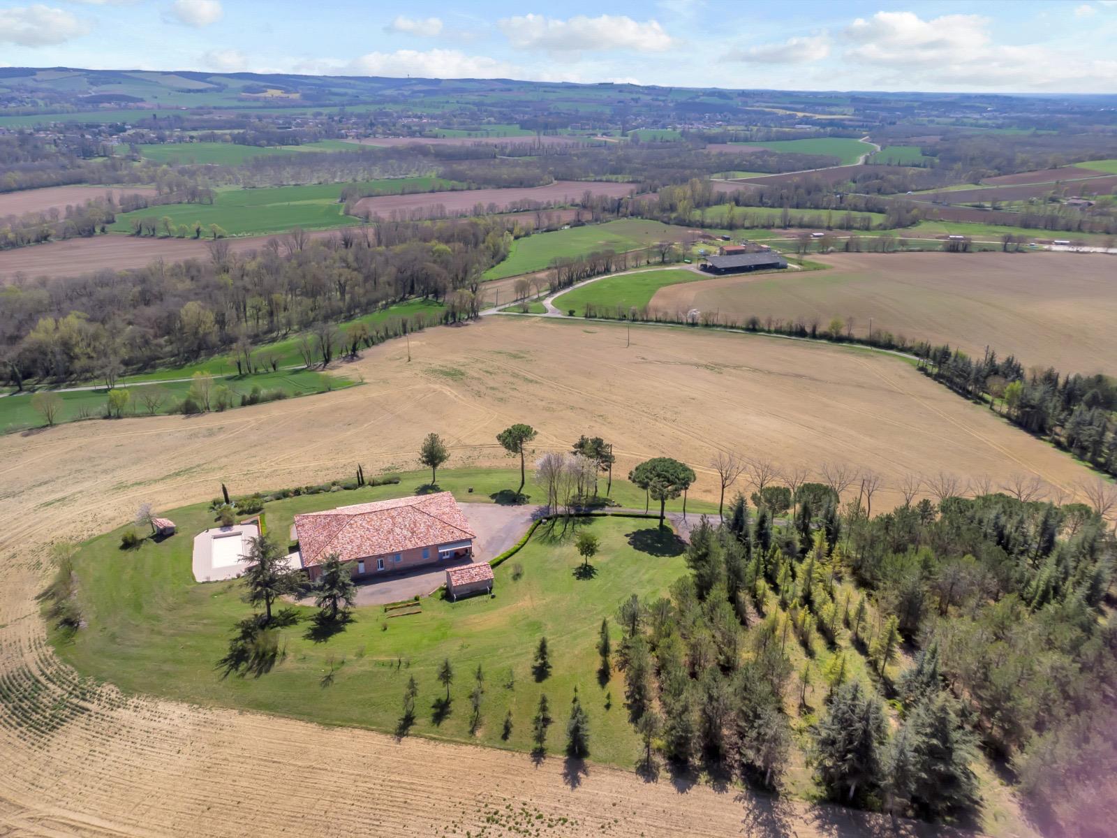 Property of 295 m2 with 21 hectares, swimming pool and panoramic view of the Pyrenees