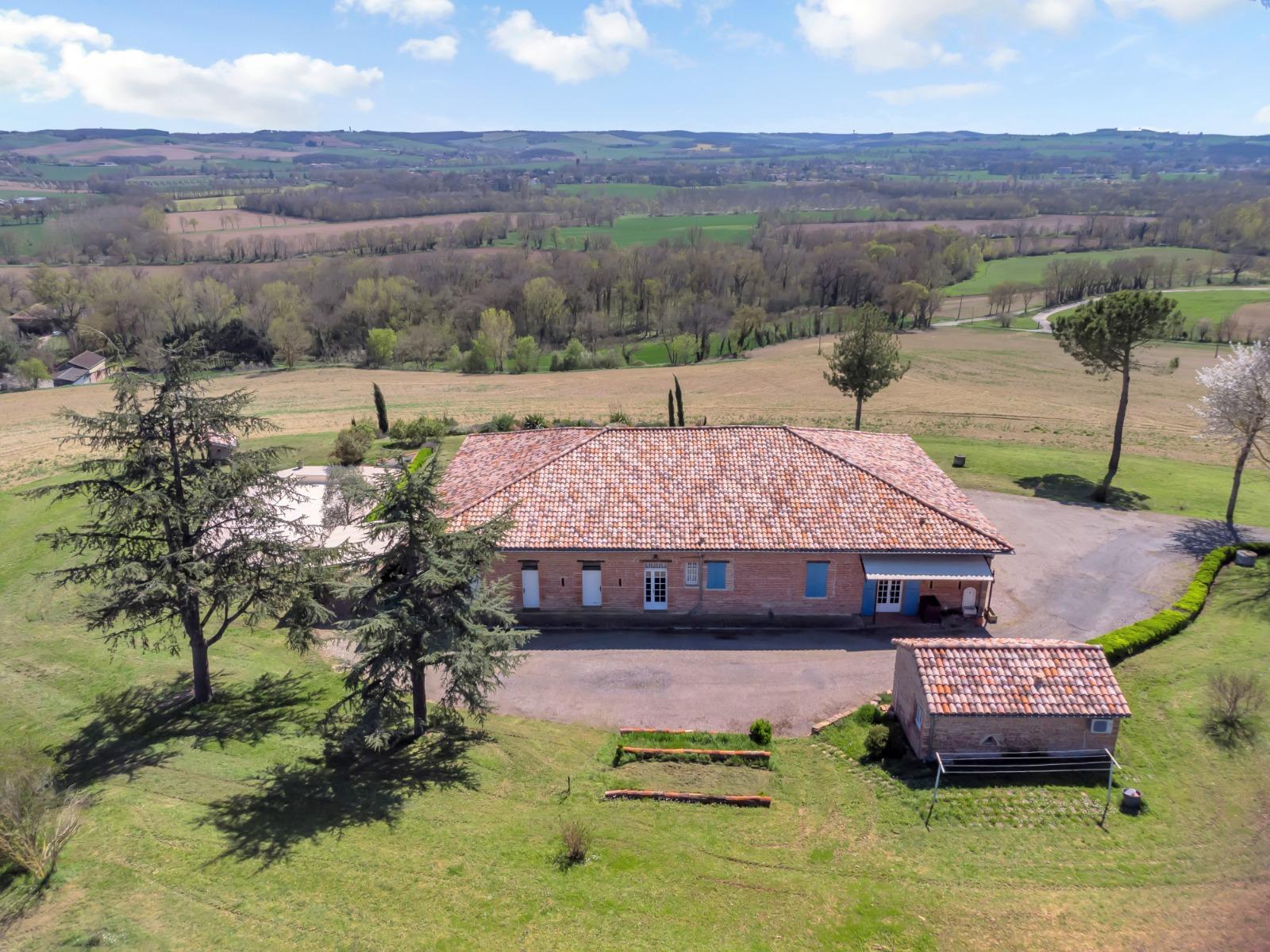 Property of 295 m2 with 21 hectares, swimming pool and panoramic view of the Pyrenees