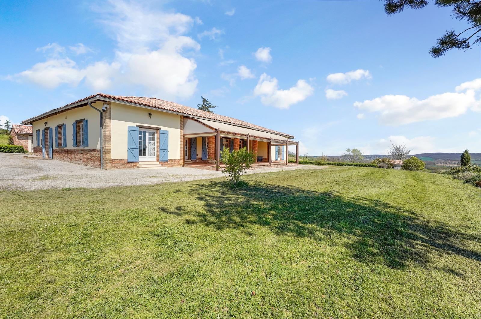 Property of 295 m2 with 21 hectares, swimming pool and panoramic view of the Pyrenees