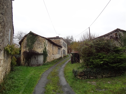 Old house to renovate in the Mareuil area