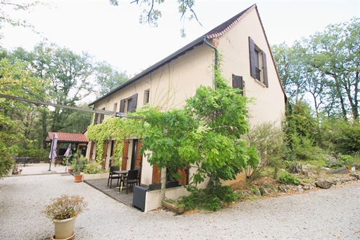 Belle propriété à vendre avec 5 chambres d’hôtes en activité.Entre Sarlat et Rocamadour.