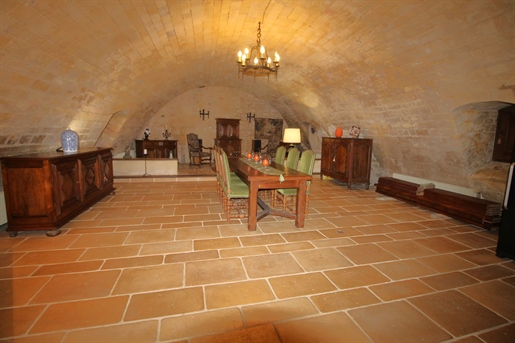In the medieval town of Gourdon, beautiful historic residence with garden. Possibility of artisa tr
