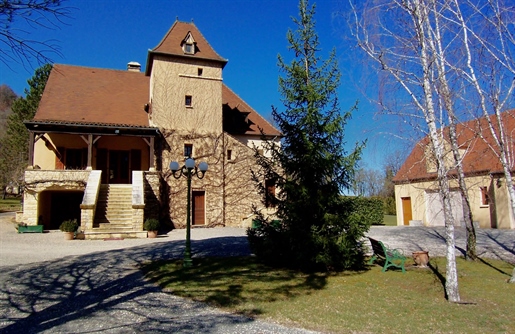 Beautiful house, for sale, on the edge of a village with multi-service shops. Gourdon sector, Lot