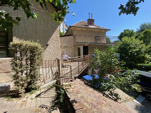 Large house of 190 m2 on 3 levels in 2 apartments close to the city center