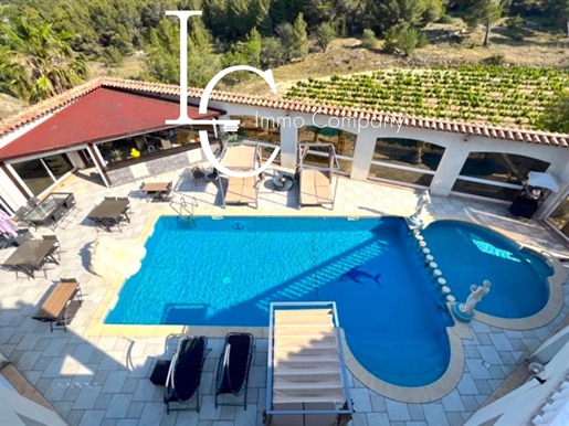 Een villa van 550 m2 met verfijnde architectuur en 4 gastenkamers, een zwembad en een garage