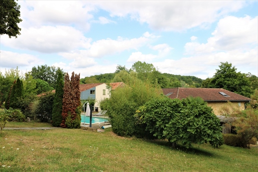 Like a small isolated hamlet: three superb buildings, swimming pool, spa, orchard, vegetable garden