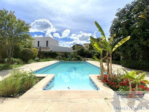 Quiet close to amenities spacious architect's villa T6 of 209 m2 on a plot of 922M2