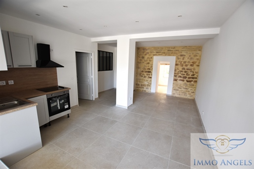 Apartment of 109 m2 total on the ground floor, completely renovated with parking space and large pri
