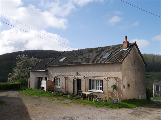 En exclusivité, Maison habitable de suite dans petit hameau proche du Lac de Pannecière.