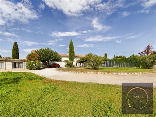 A real estate complex of 395 m2 of living space with a main house, 5 accommodations, swimming pool a
