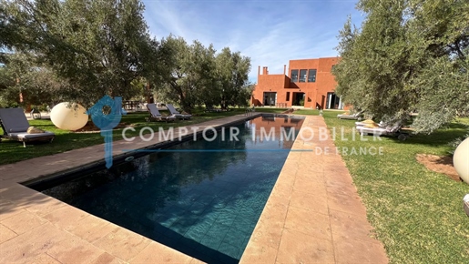 Te koop in de buurt van Marrakech Woning van 450 m2 met conciërgewoning, zwembad en poolhouse op ee