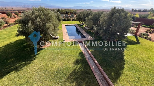 A vendre proche Marrakech Propriété de 450 m2 avec maison de gardien piscine et pool house sur un pa