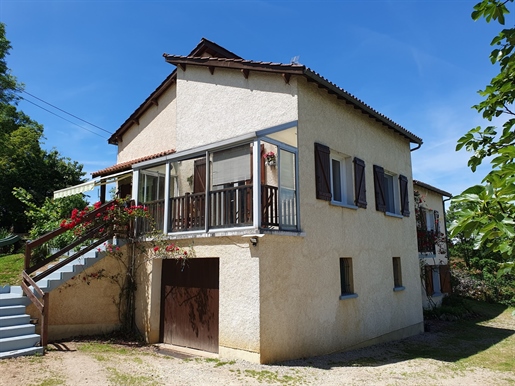 Family house with independent apartment on 2157m2 of land