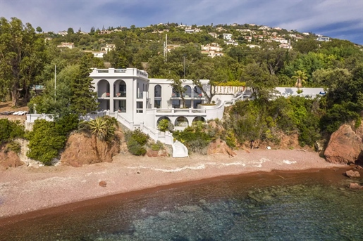 Saint-Raphael : Une Exceptionelle Villa pied dans l'eau avec piscine et accès direct à la mer