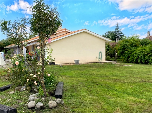 À 3 km de Landiras, Pavillon de 100 m2 avec trois chambres et garage sur 5000 m2.