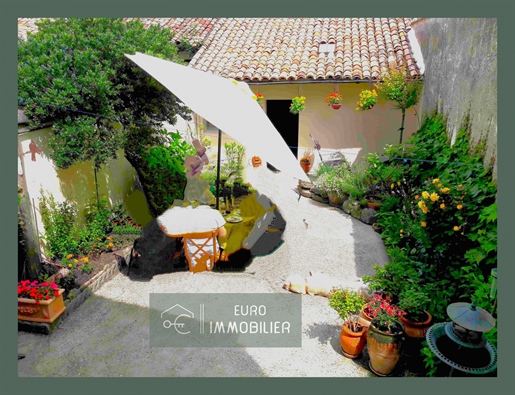 Townhouse with courtyard and garage