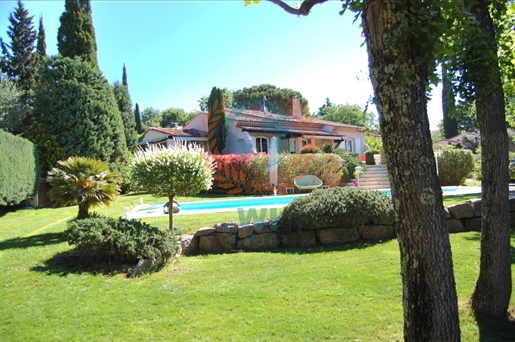 Detached villa with swimming pool and outbuilding