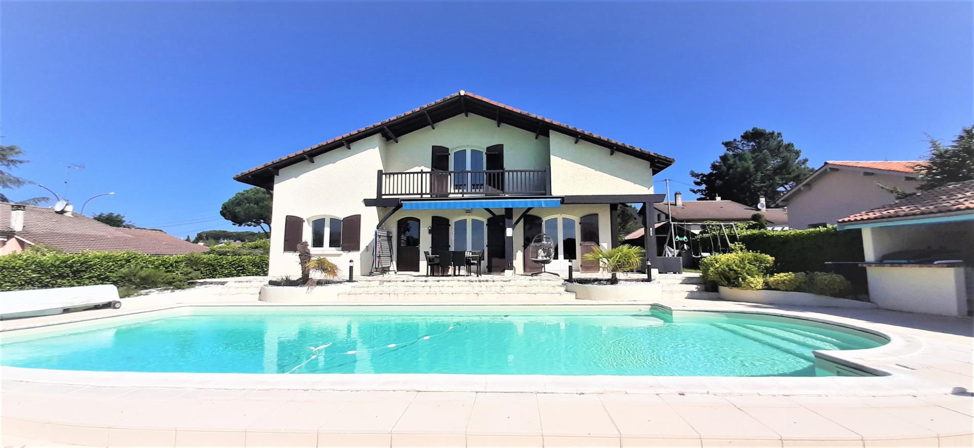 Bazas Centre, Contemporary 150m2 with swimming pool 4 bedrooms
