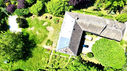 Manoir (ancien château Mouxy comtes de Loche ) T 22 + terrain 8484 m2 + option de construire 2 lots