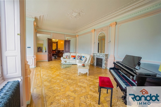 Completely renovated 19th century manor house on a park of 1.8 Ha.