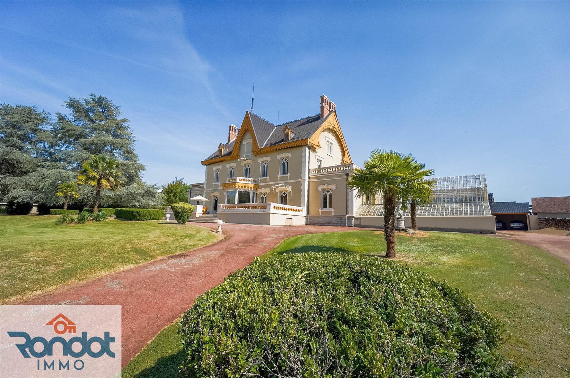 Purchase: Luxury property (71300)
