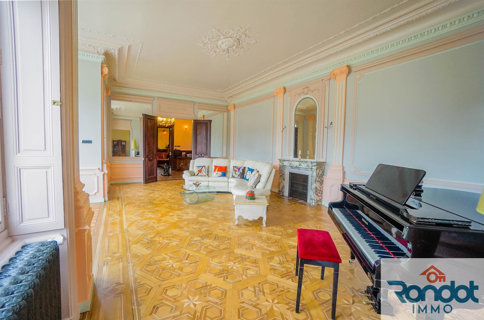 Purchase: Luxury property (71300)
