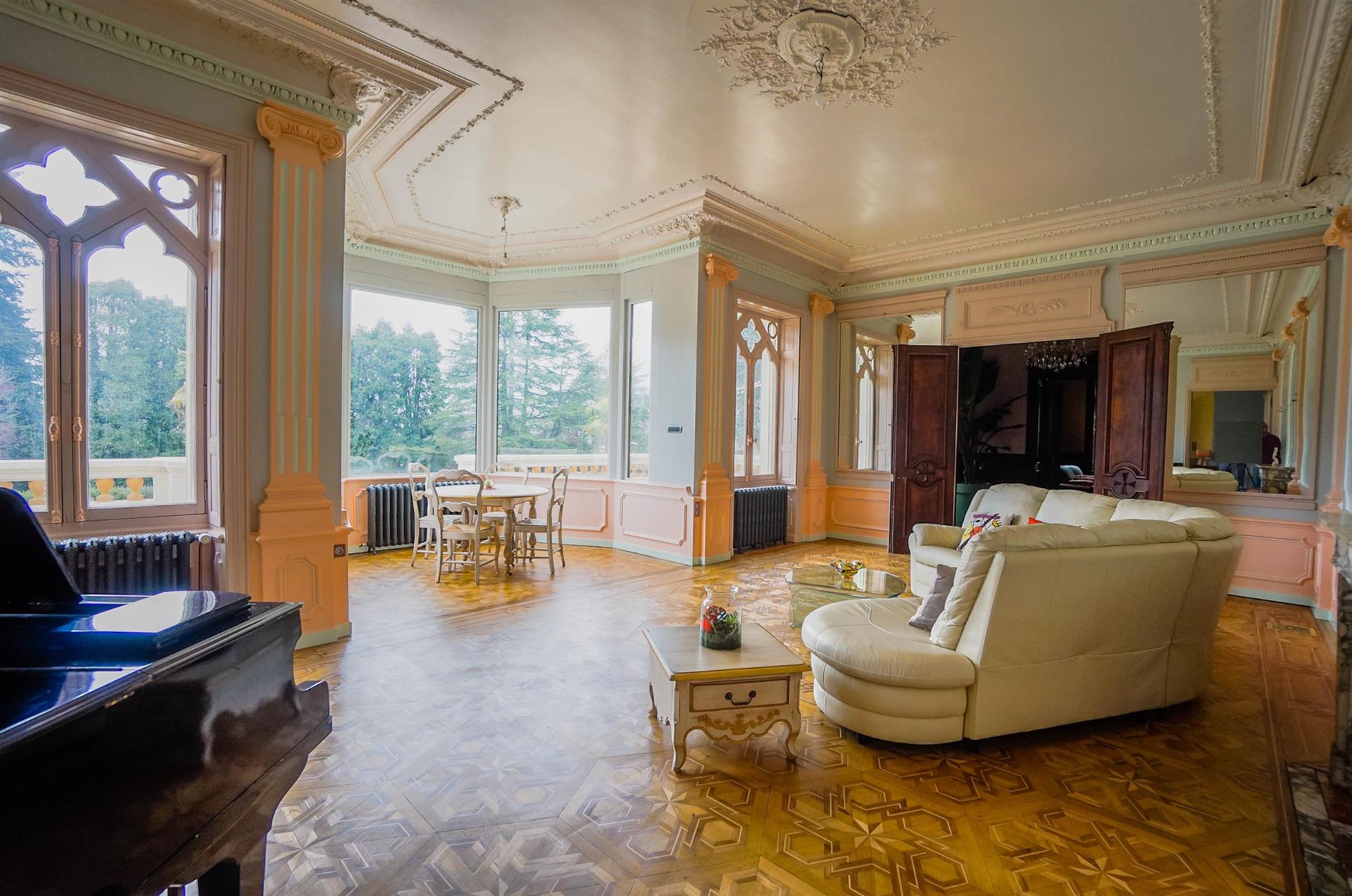 Purchase: Luxury property (71300)