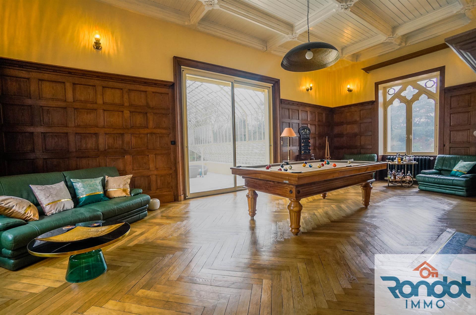 Purchase: Luxury property (71300)