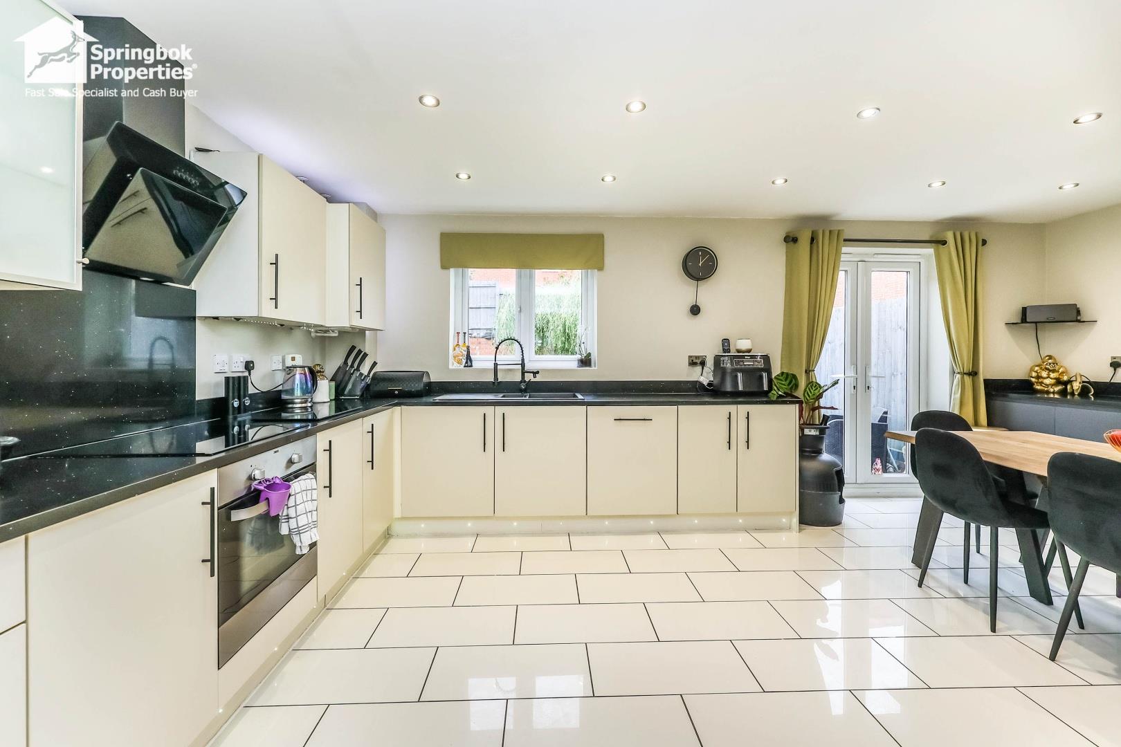 4 bedroom, Detached house for sale