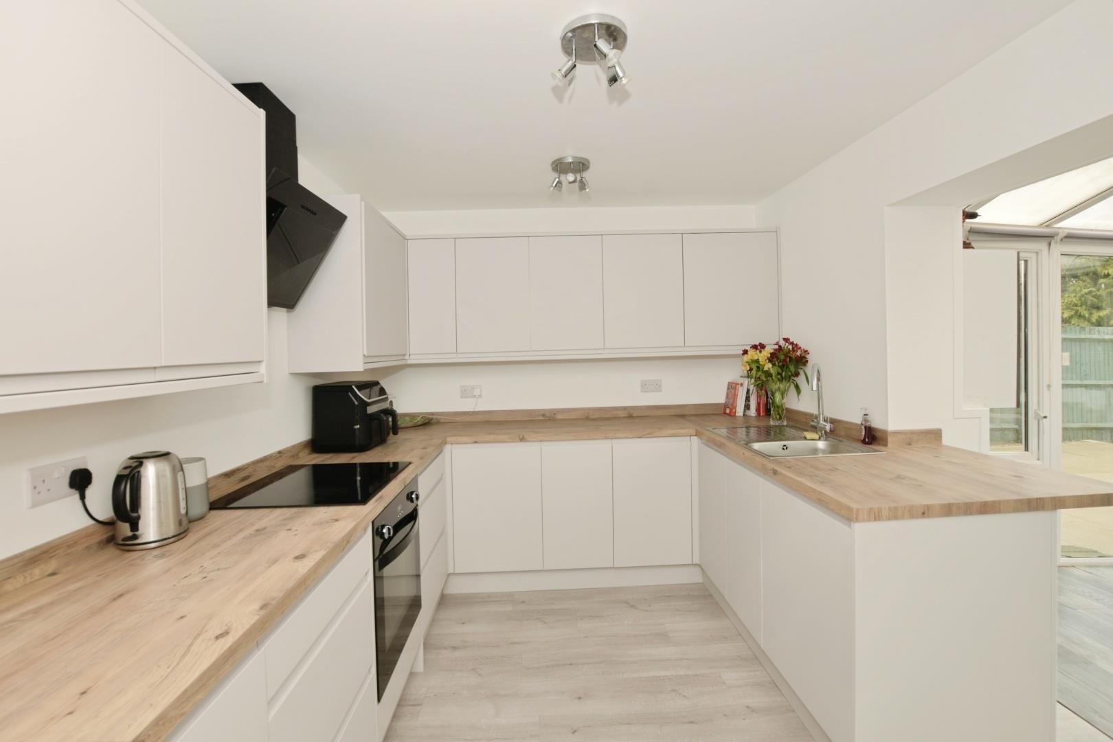 3 bedroom, Semi-detached house for sale