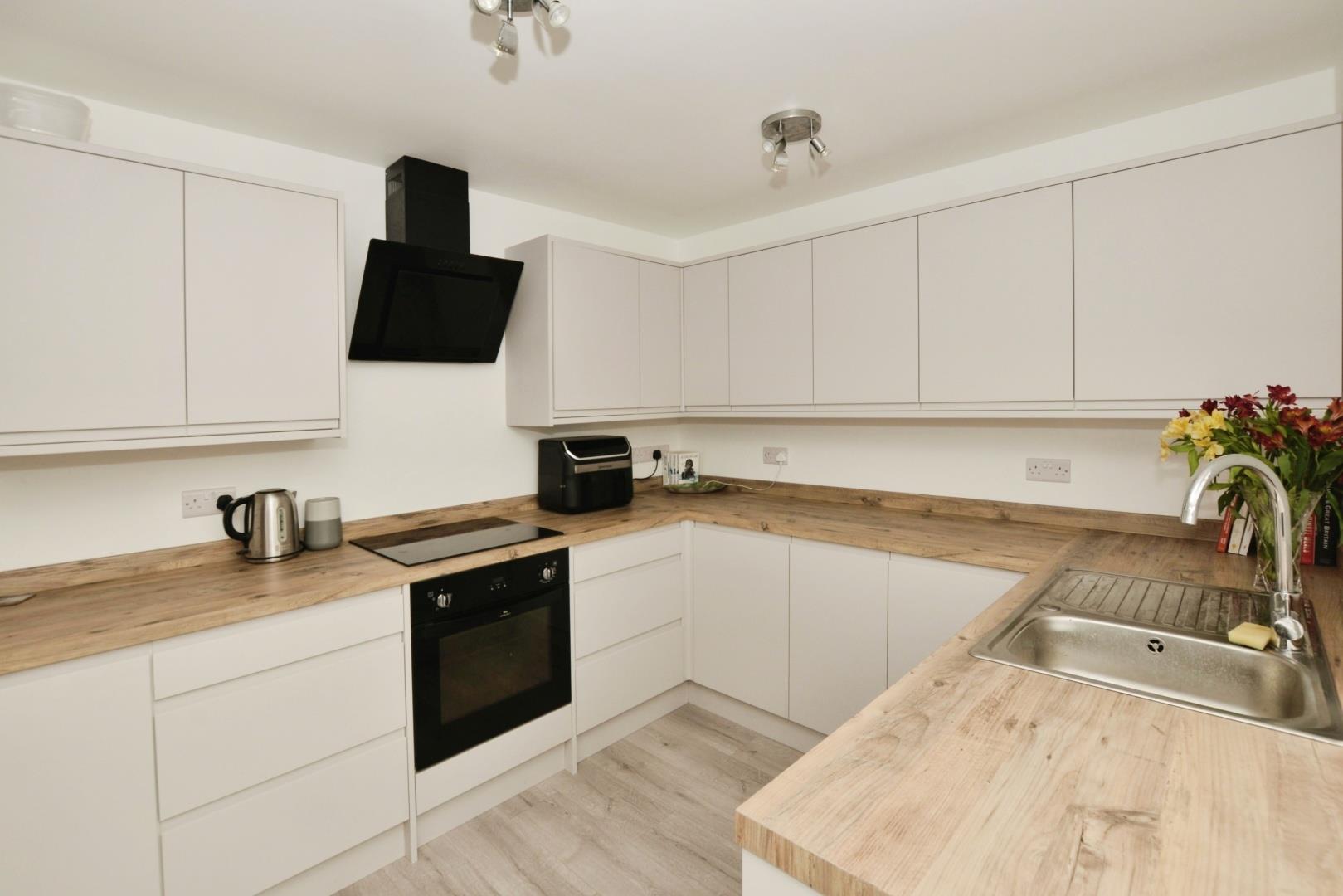 3 bedroom, Semi-detached house for sale