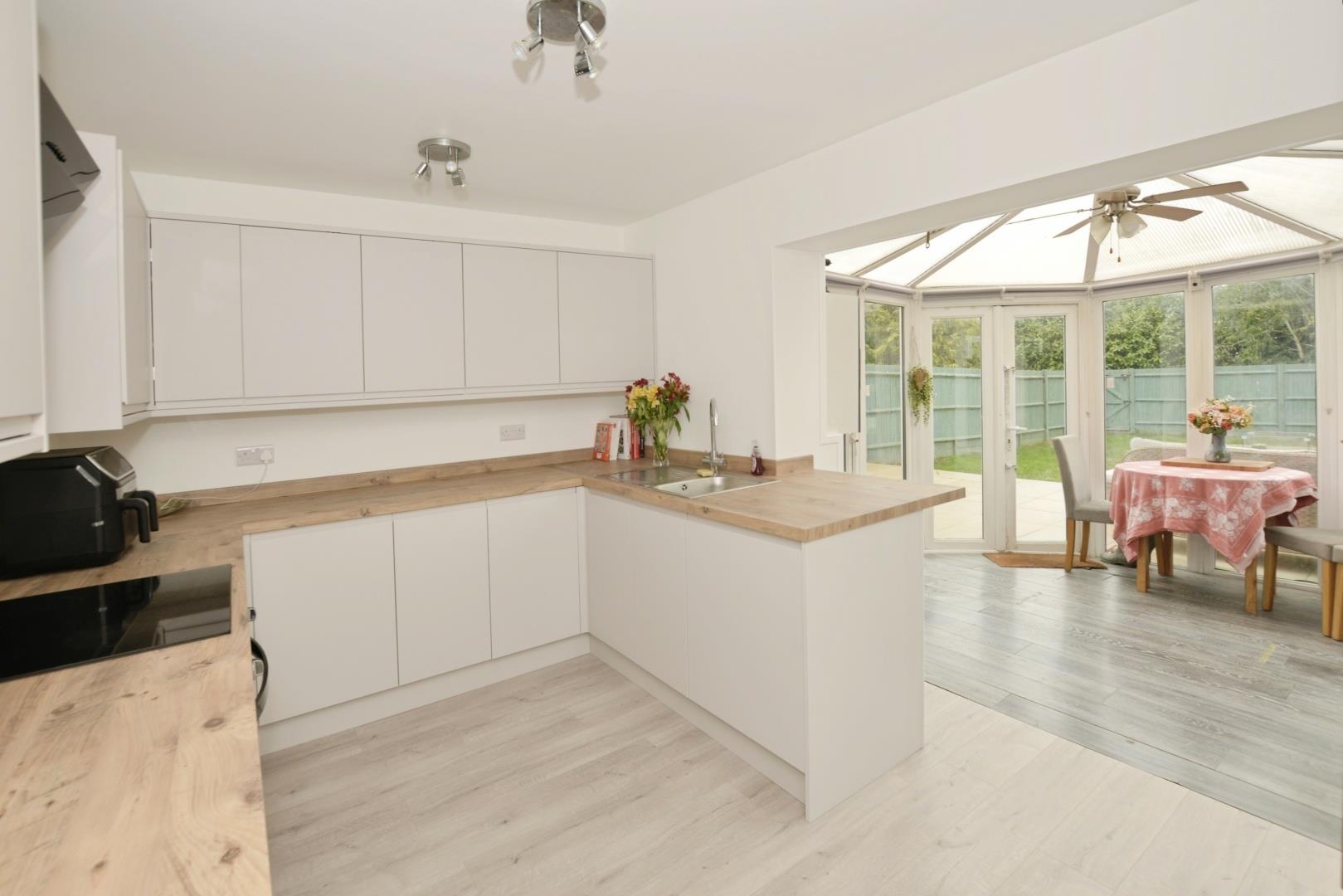 3 bedroom, Semi-detached house for sale