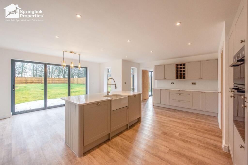 4 bedroom, Detached house for sale
