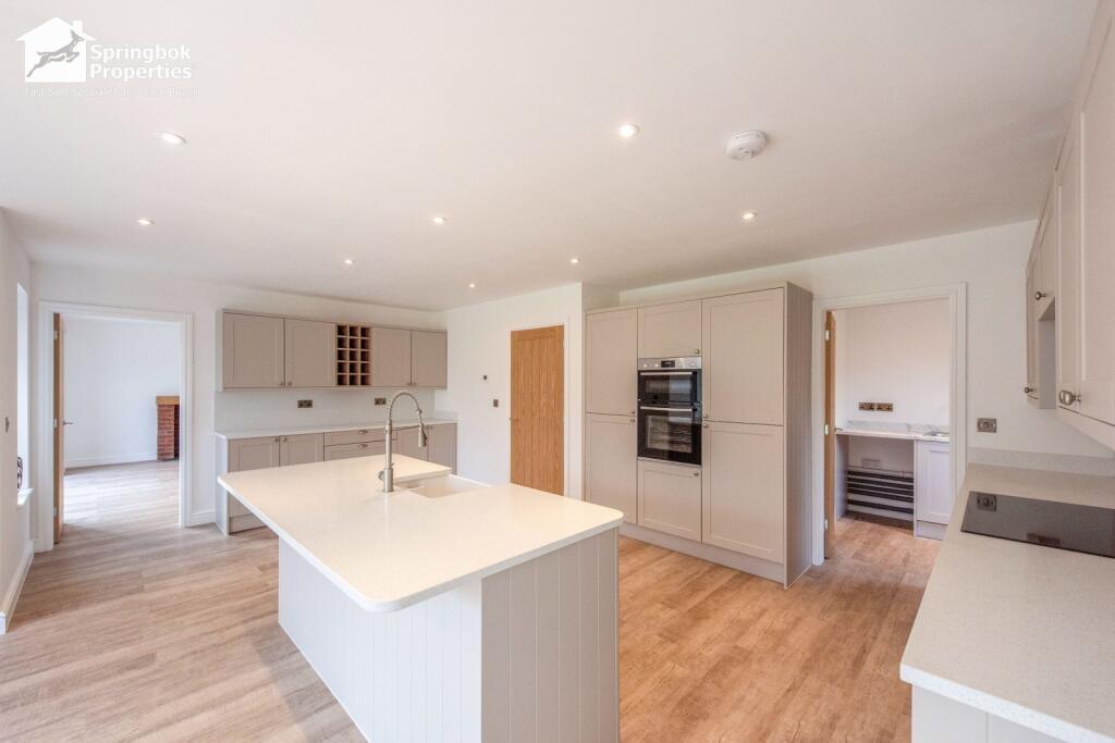 4 bedroom, Detached house for sale