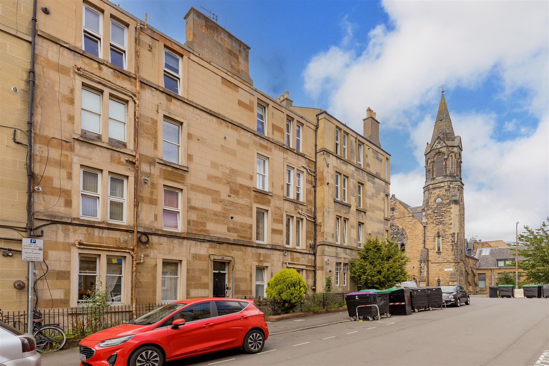 4/1 CaledonIan Crescent, EdInburgh