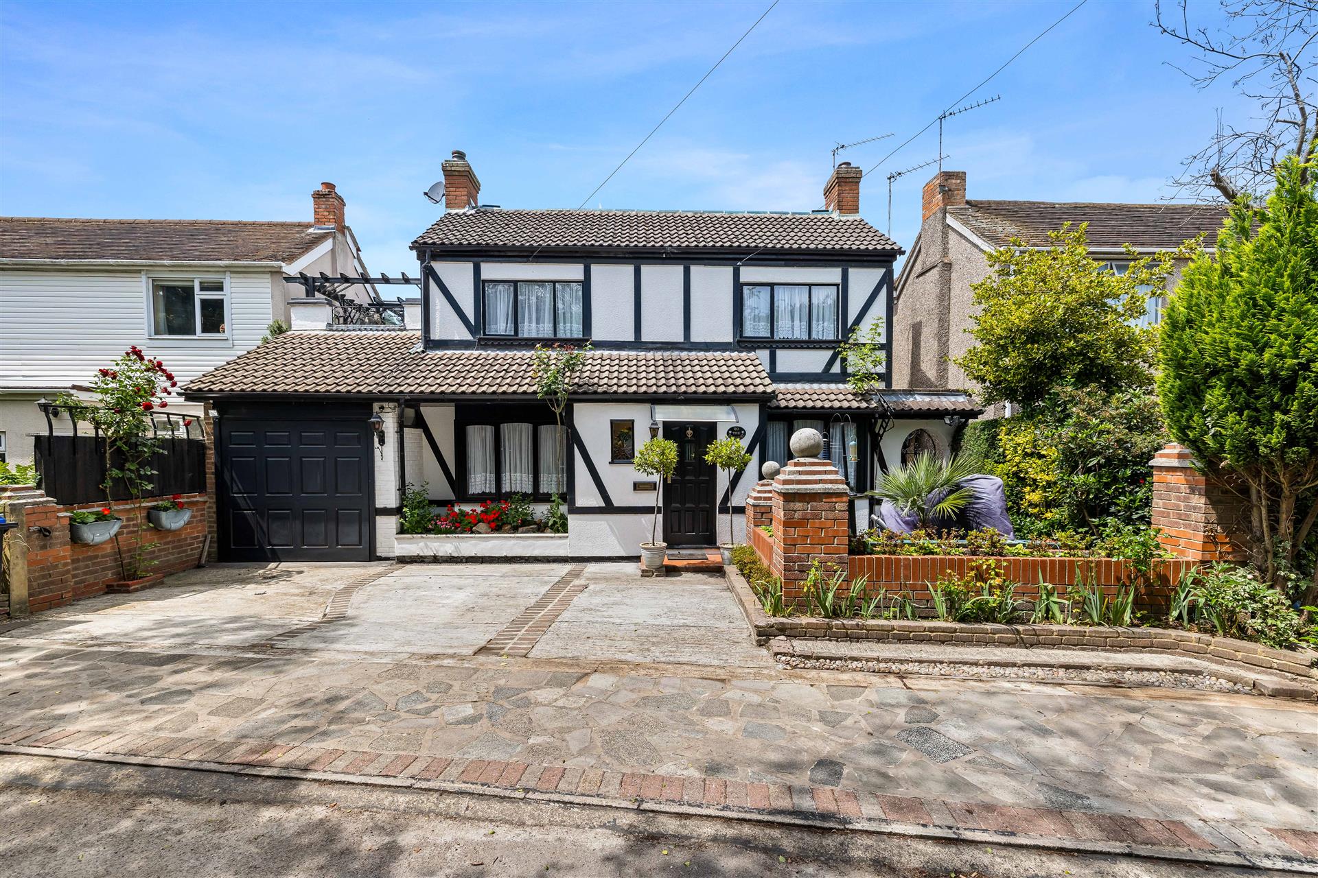 Stockers Lane,Kingfield,Woking,GU22 9Db - &pound 700000