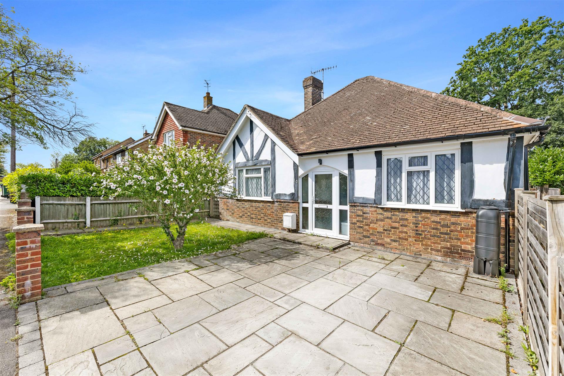 Southern Avenue,Salfords,Redhill,RH1 5De - &pound 500000