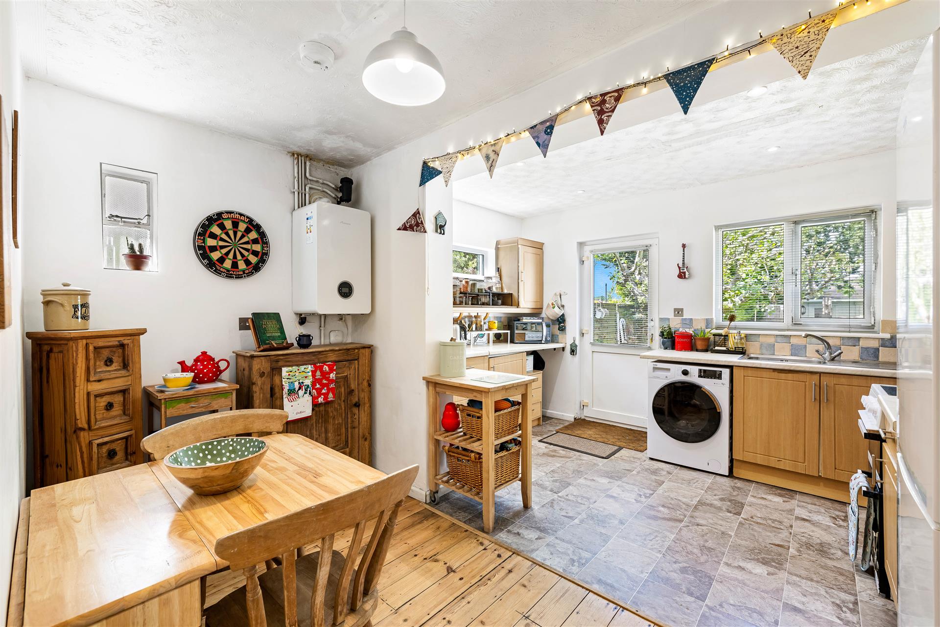 Southern Avenue,Salfords,Redhill,RH1 5De - &pound 500000