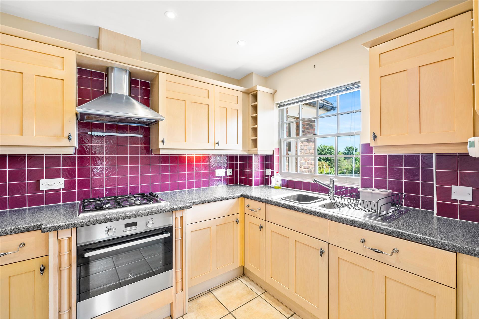 Station Road North,Merstham,Redhill,RH1 3Dj - &pound 375000