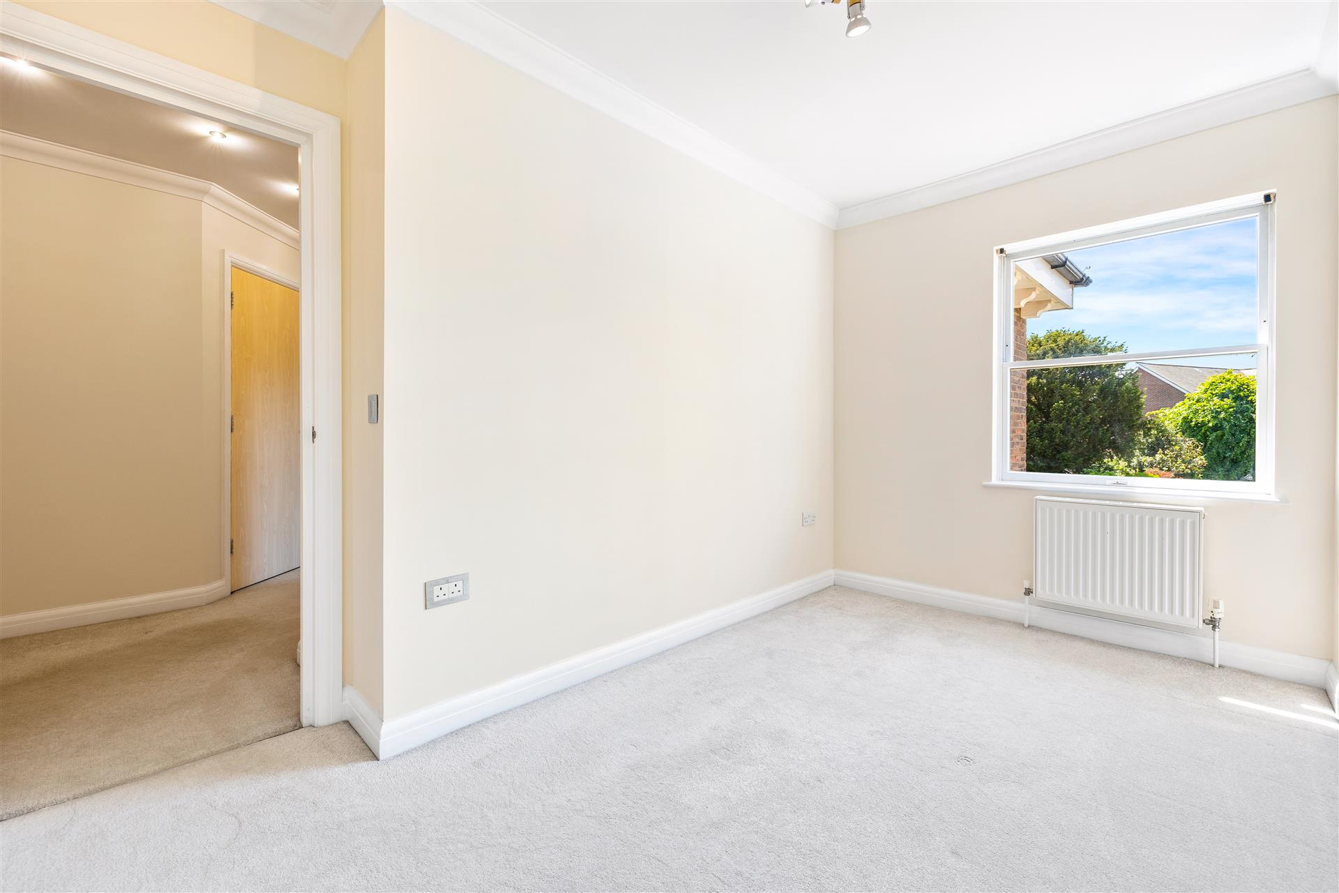 Station Road North,Merstham,Redhill,RH1 3Dj - &pound 375000