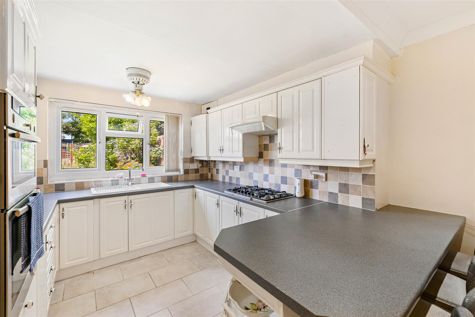 Stuart Crescent,South Park,Reigate,RH2 8Eb - &pound 450000