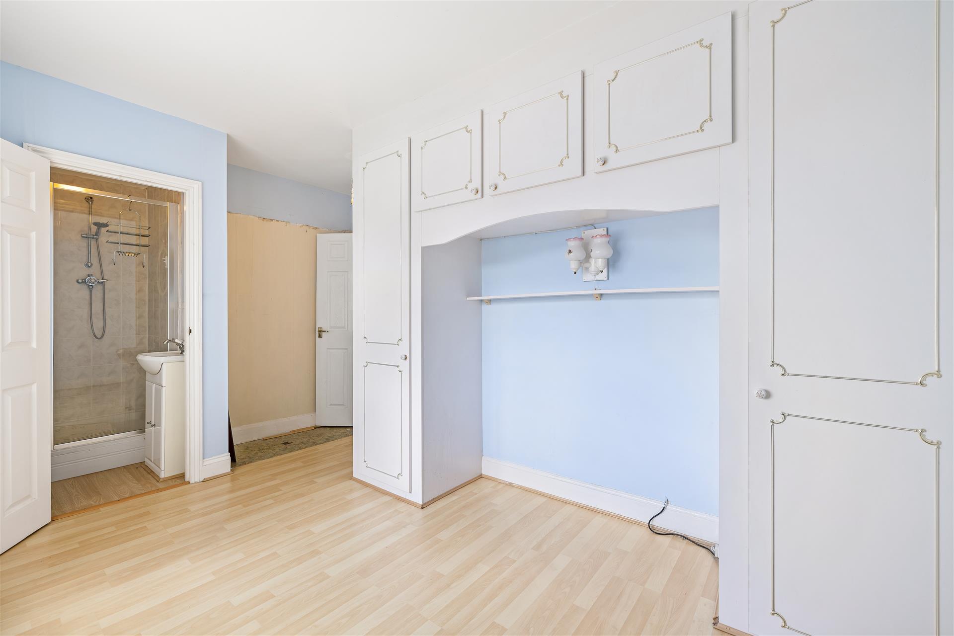 Stuart Crescent,South Park,Reigate,RH2 8Eb - &pound 450000