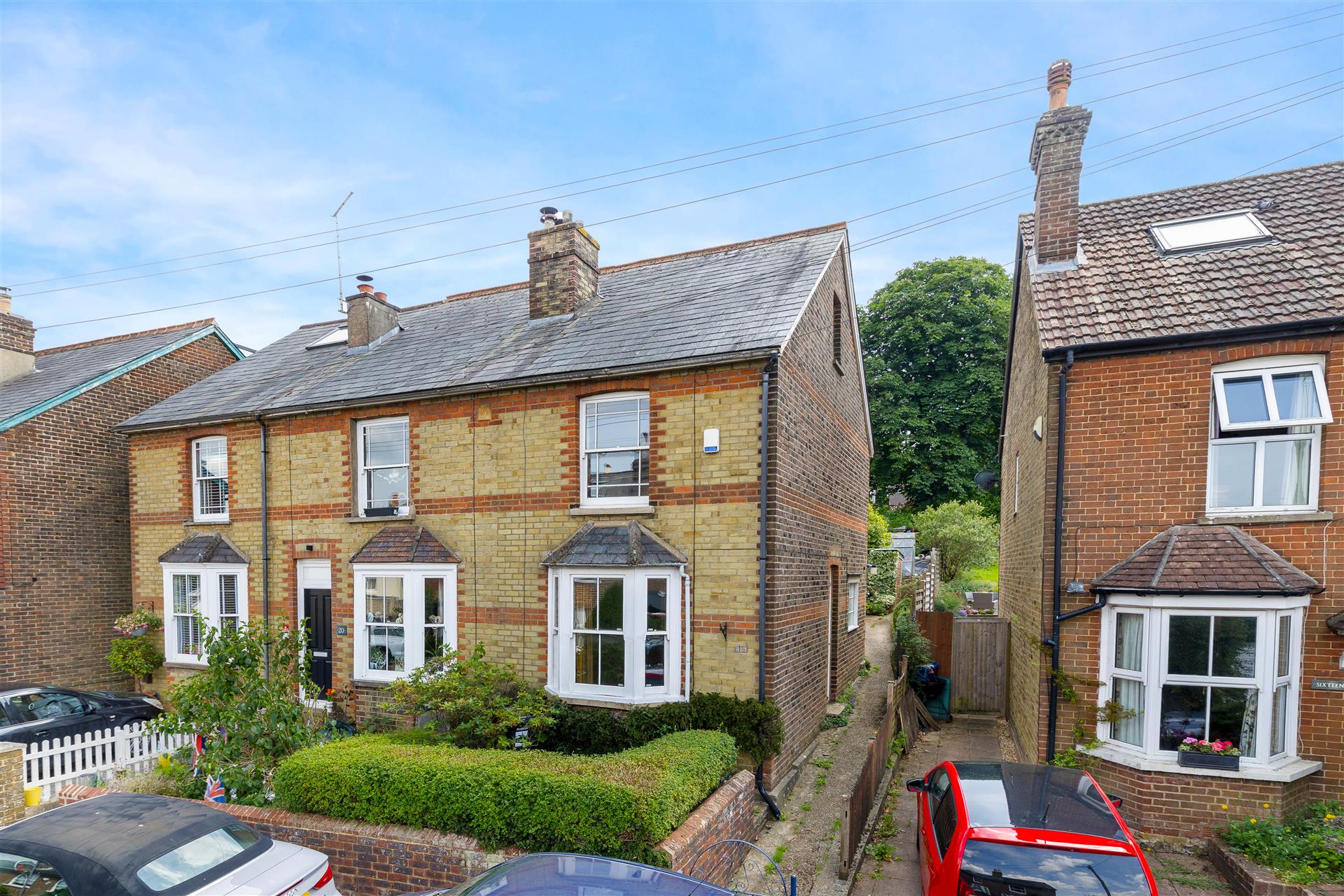 Crescent Road,Bletchingley,Redhill,RH1 4Rb - &pound 400000