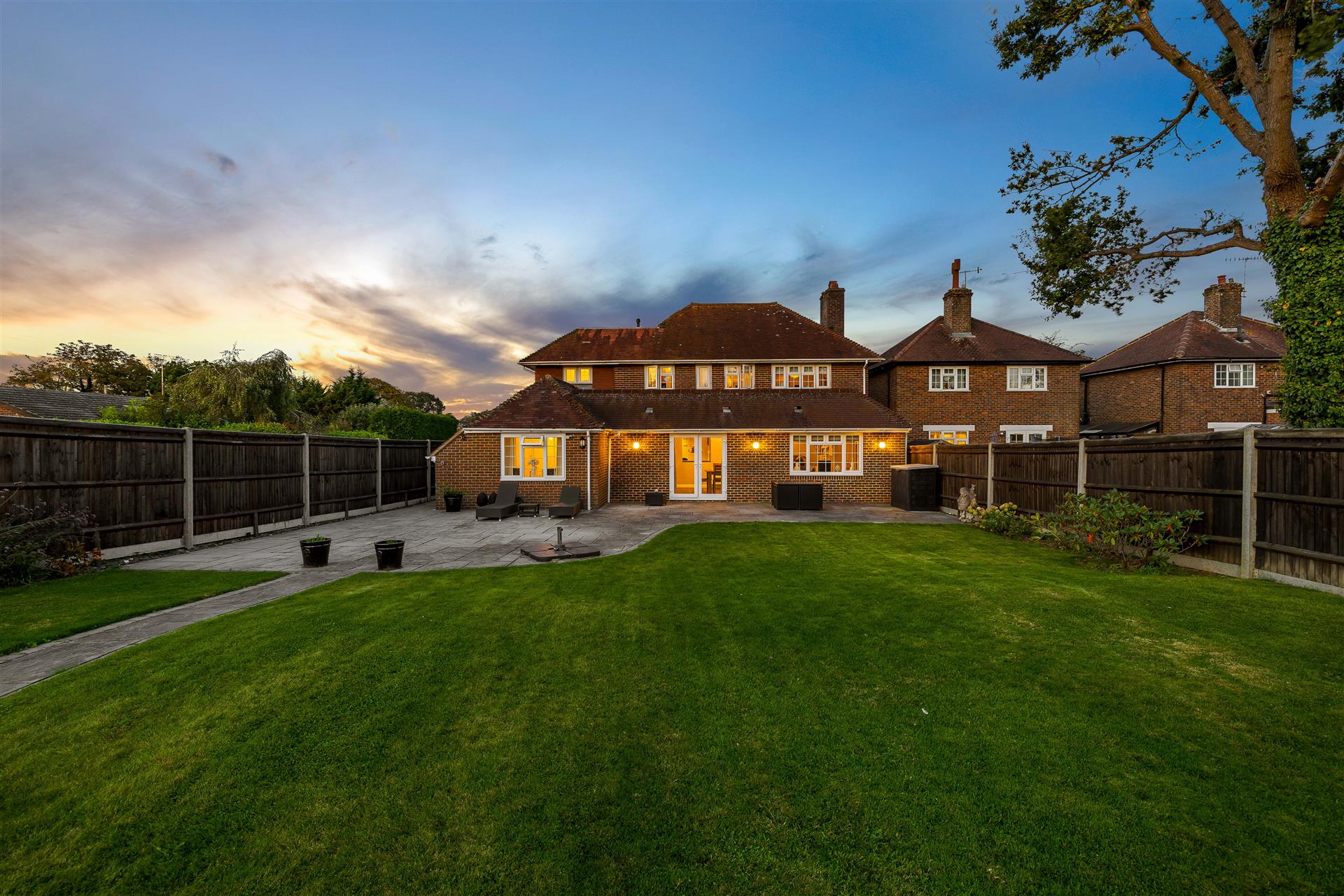 Reigate Road,Hookwood,Horley,RH6 0Ay - &pound 900000