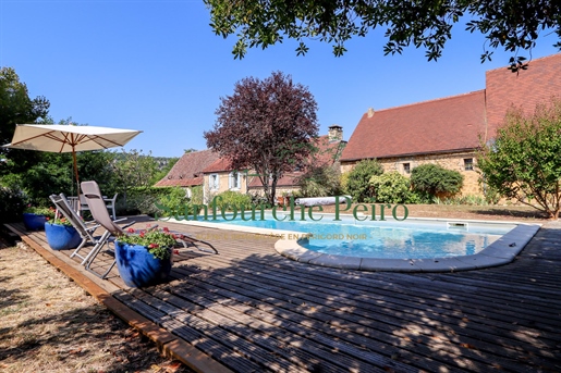 10 km south of Sarlat Character house with its swimming pool and garden of 708 m2