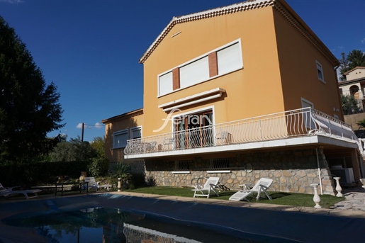 For sale in Salernes villa of 180m² in the city center on a pl