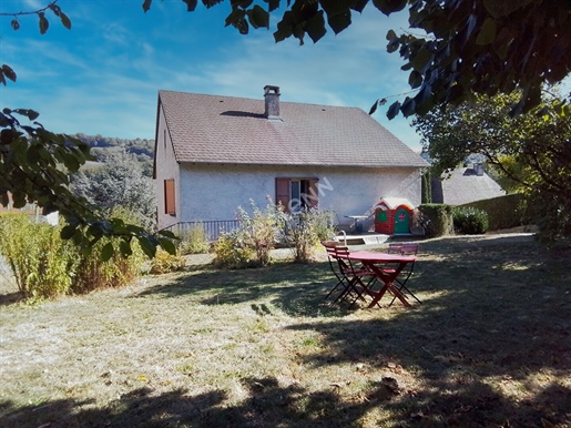 For sale in Aurillac, Peyrolles district, on land of approximately 700 sqm, Type 5 house with a surf