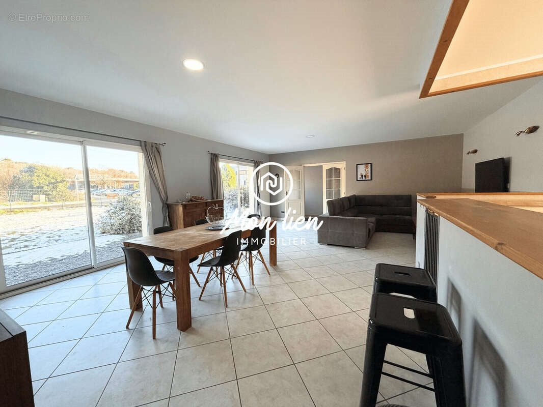 Maison à vendre, 171m², Cléré-les-Pins