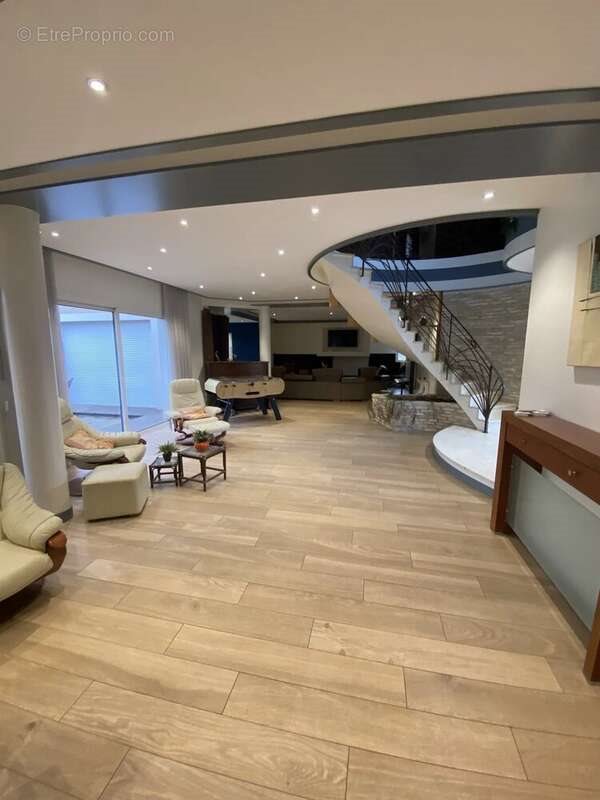 Maison à vendre, 240m², Thoiry