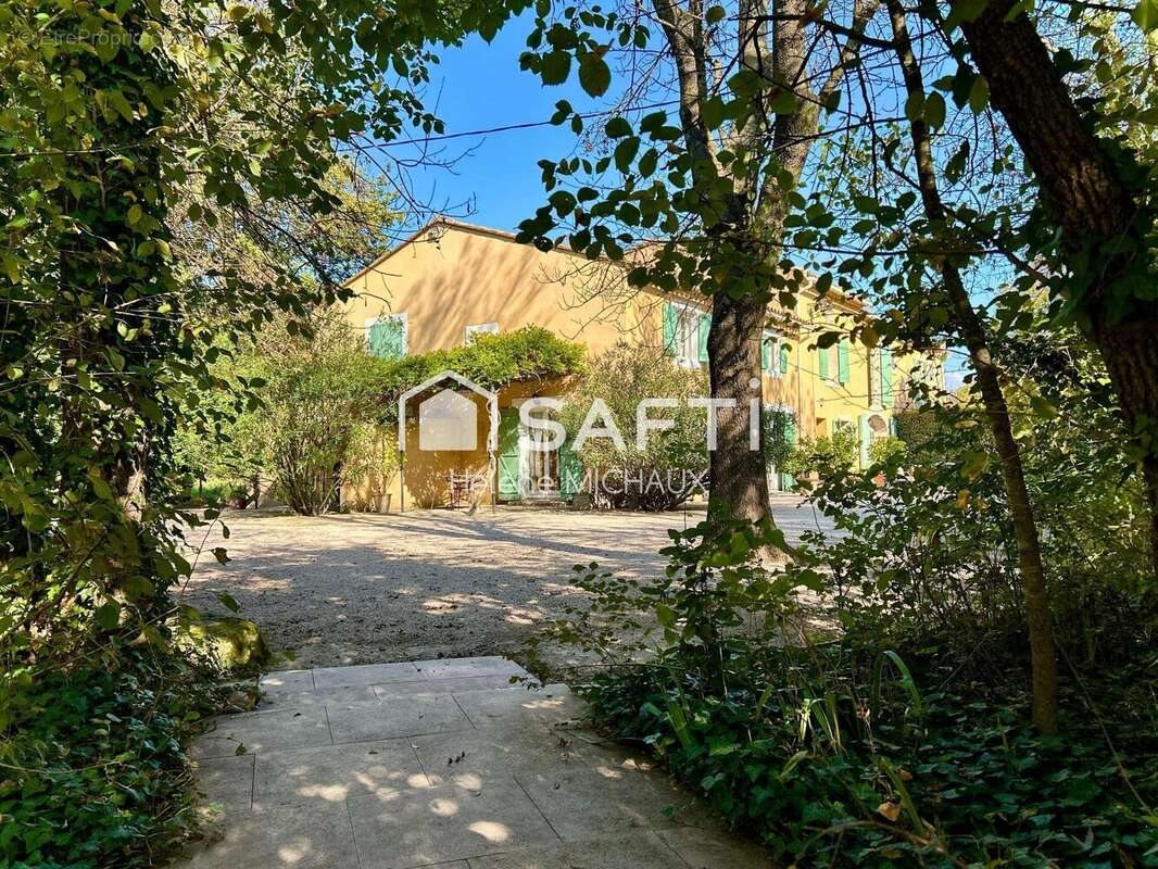 Maison à vendre, 632m², Entraigues-sur-la-Sorgue